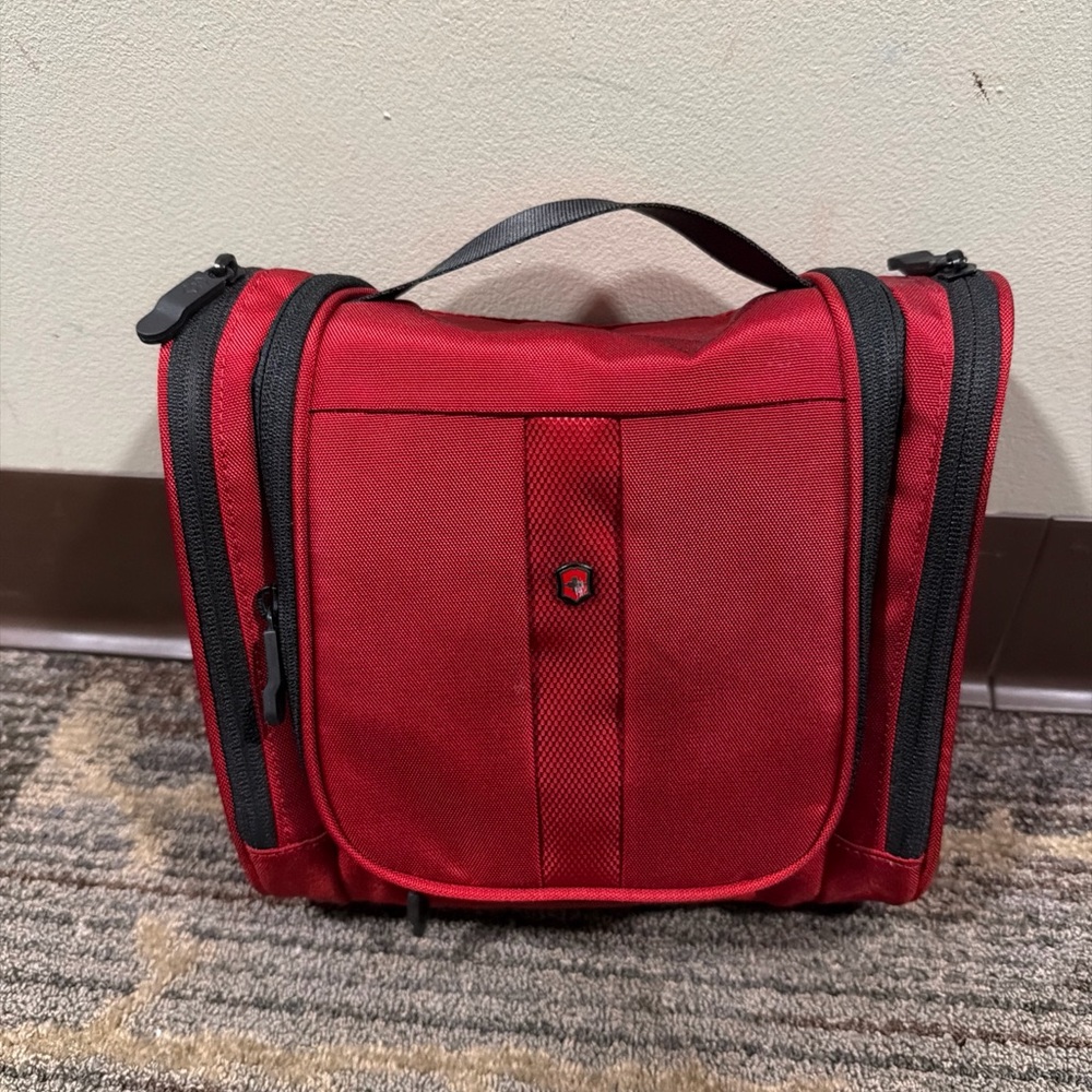 Victorious Hanging Toiletry Bag